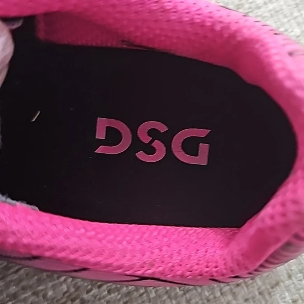 DSG Scoccer Cleats black & pink size 8K